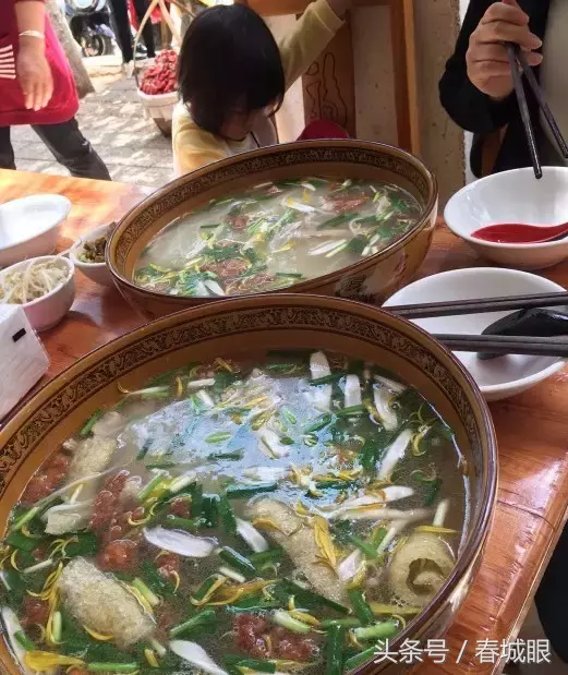 云南名声在外的8家米线店，蹲在墙脚也要吃一碗