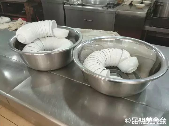 云南名声在外的8家米线店，蹲在墙脚也要吃一碗