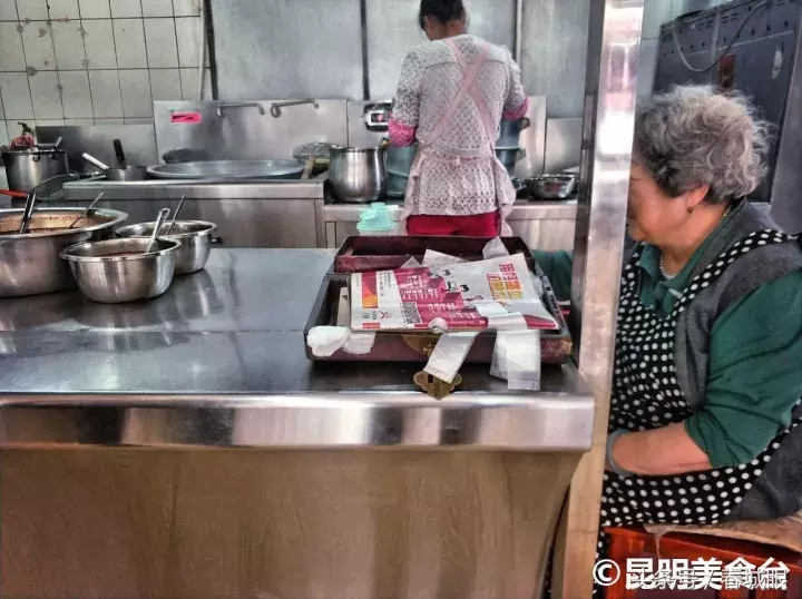 云南名声在外的8家米线店，蹲在墙脚也要吃一碗