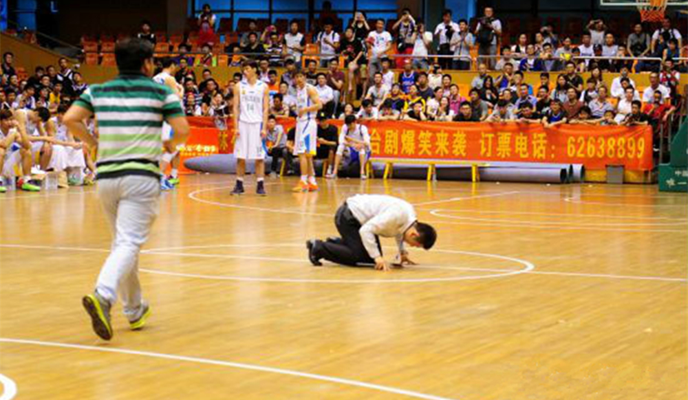 nba中国赛哪些人不来(艾弗森中国行很尴尬？曾赌气说再也不来中国，现在却年年来访！)