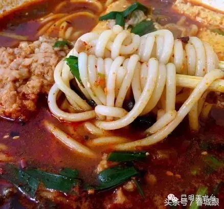 云南名声在外的8家米线店，蹲在墙脚也要吃一碗