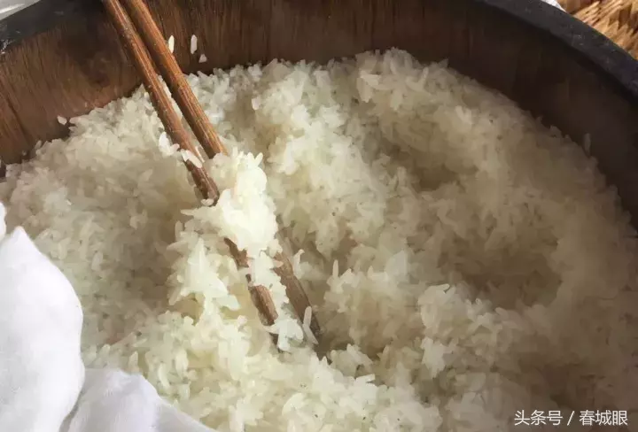 云南名声在外的8家米线店，蹲在墙脚也要吃一碗