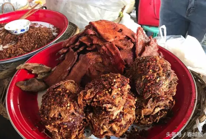 云南名声在外的8家米线店，蹲在墙脚也要吃一碗