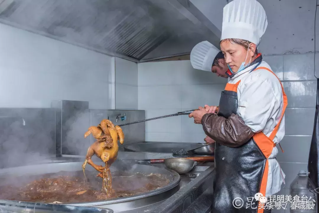 云南名声在外的8家米线店，蹲在墙脚也要吃一碗