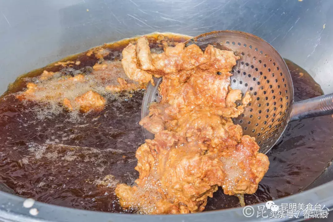 云南名声在外的8家米线店，蹲在墙脚也要吃一碗