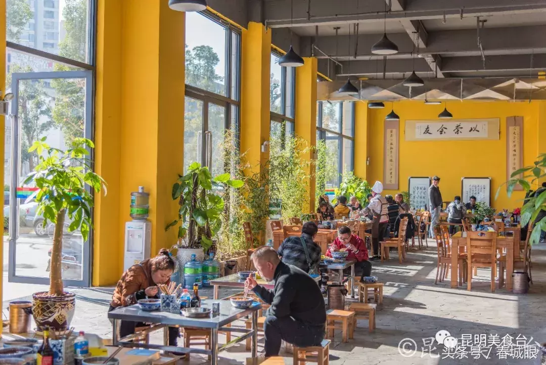 云南名声在外的8家米线店，蹲在墙脚也要吃一碗