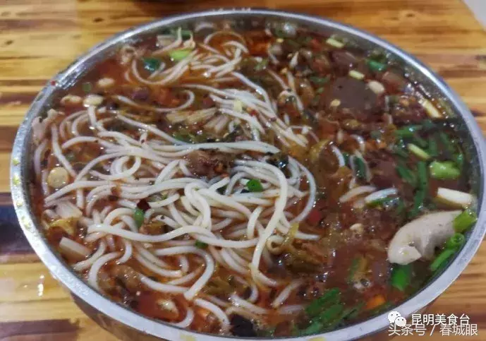云南名声在外的8家米线店，蹲在墙脚也要吃一碗