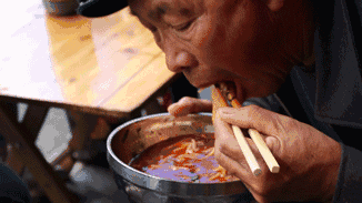 云南名声在外的8家米线店，蹲在墙脚也要吃一碗