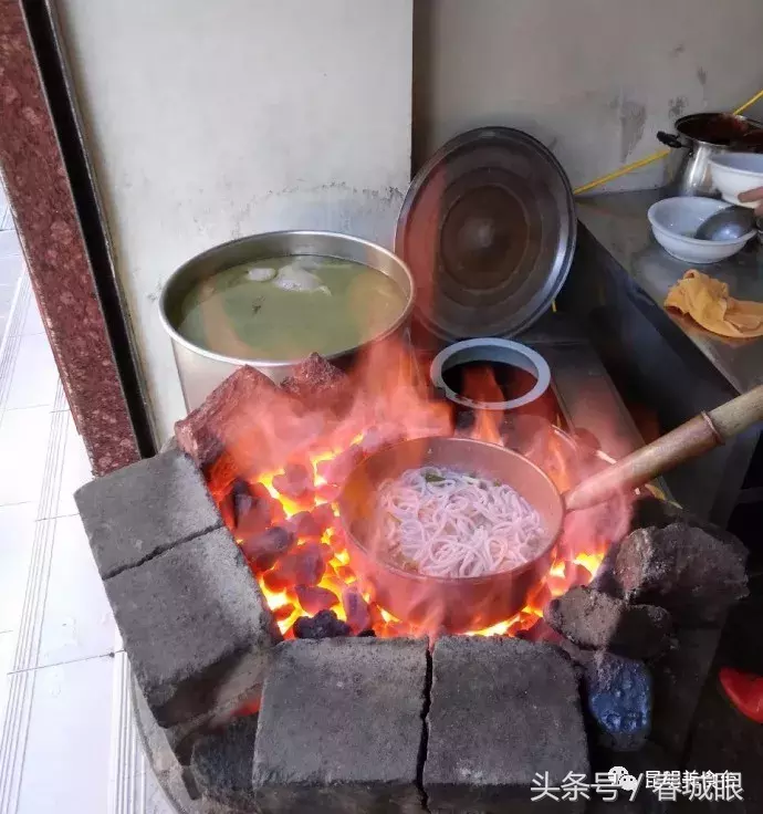 云南名声在外的8家米线店，蹲在墙脚也要吃一碗