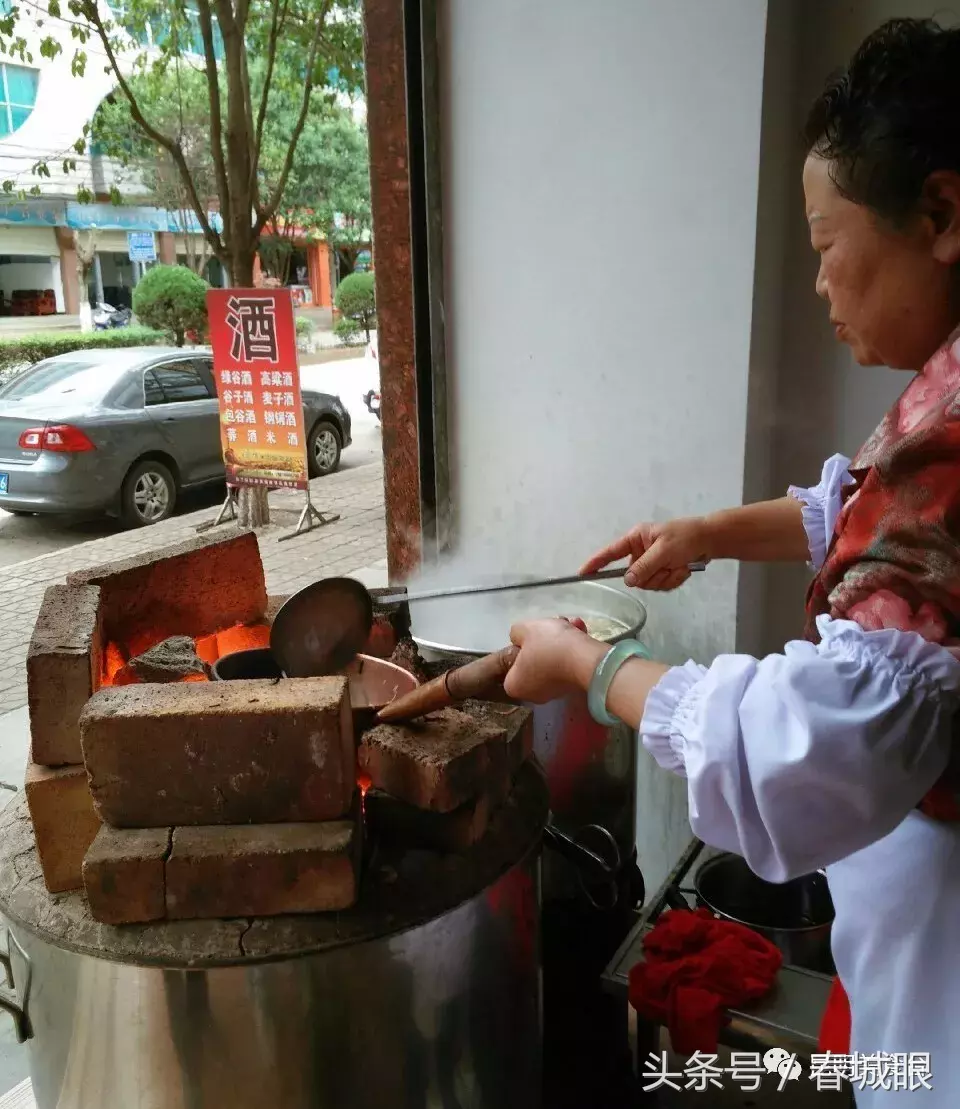 云南名声在外的8家米线店，蹲在墙脚也要吃一碗