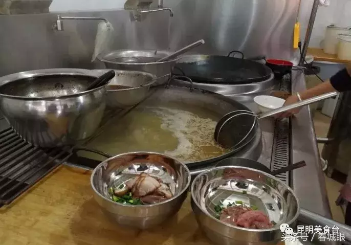 云南名声在外的8家米线店，蹲在墙脚也要吃一碗