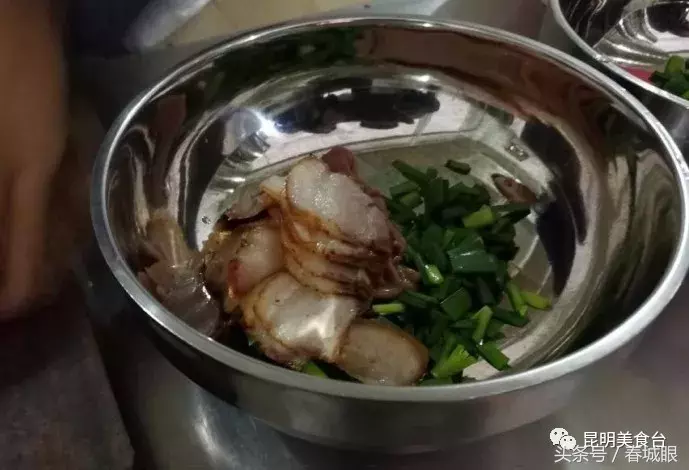 云南名声在外的8家米线店，蹲在墙脚也要吃一碗