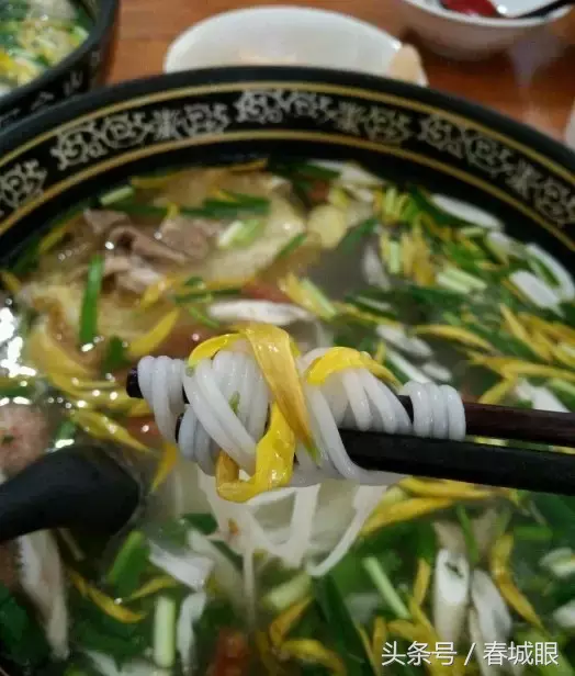 云南名声在外的8家米线店，蹲在墙脚也要吃一碗