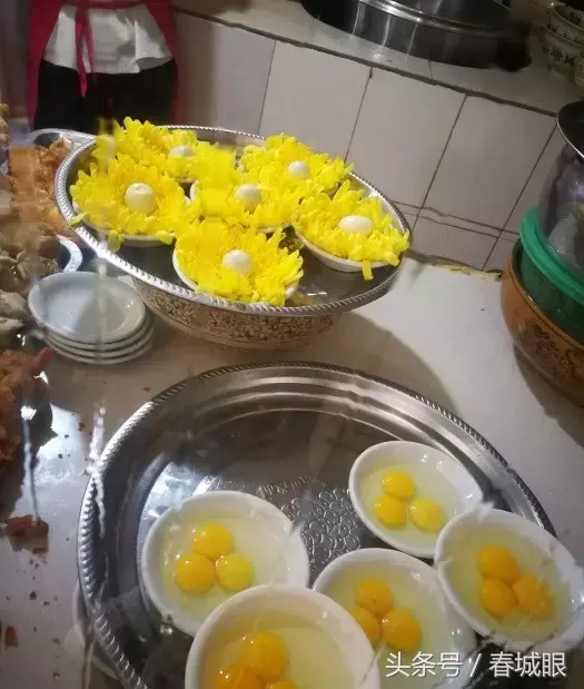 云南名声在外的8家米线店，蹲在墙脚也要吃一碗