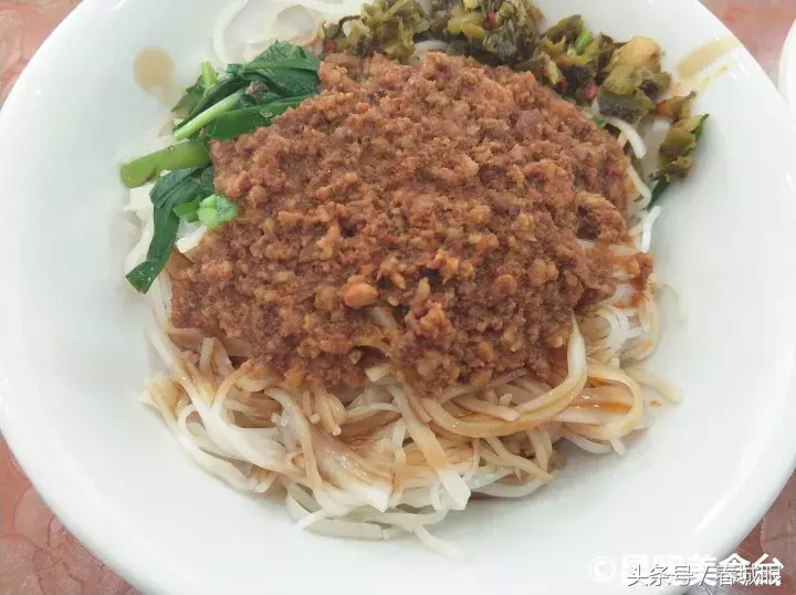 云南名声在外的8家米线店，蹲在墙脚也要吃一碗