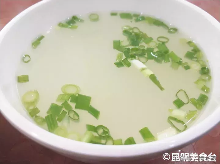 云南名声在外的8家米线店，蹲在墙脚也要吃一碗