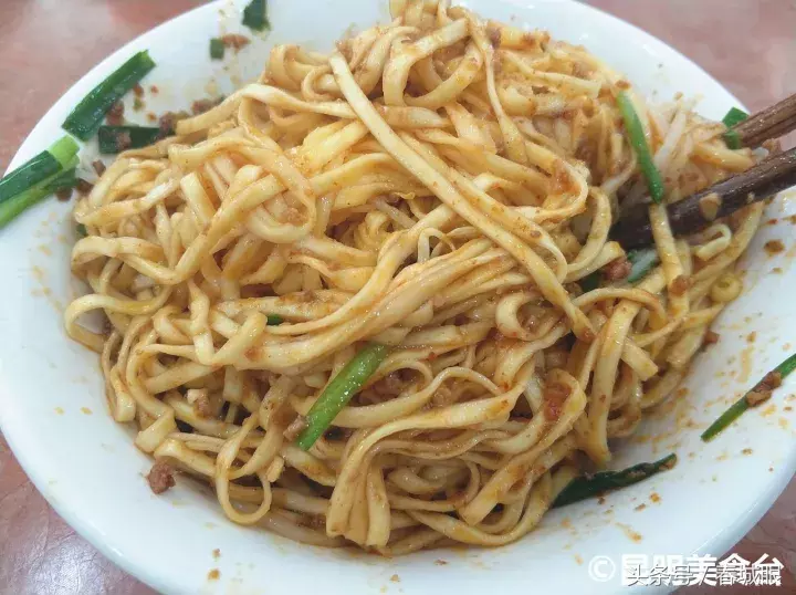 云南名声在外的8家米线店，蹲在墙脚也要吃一碗