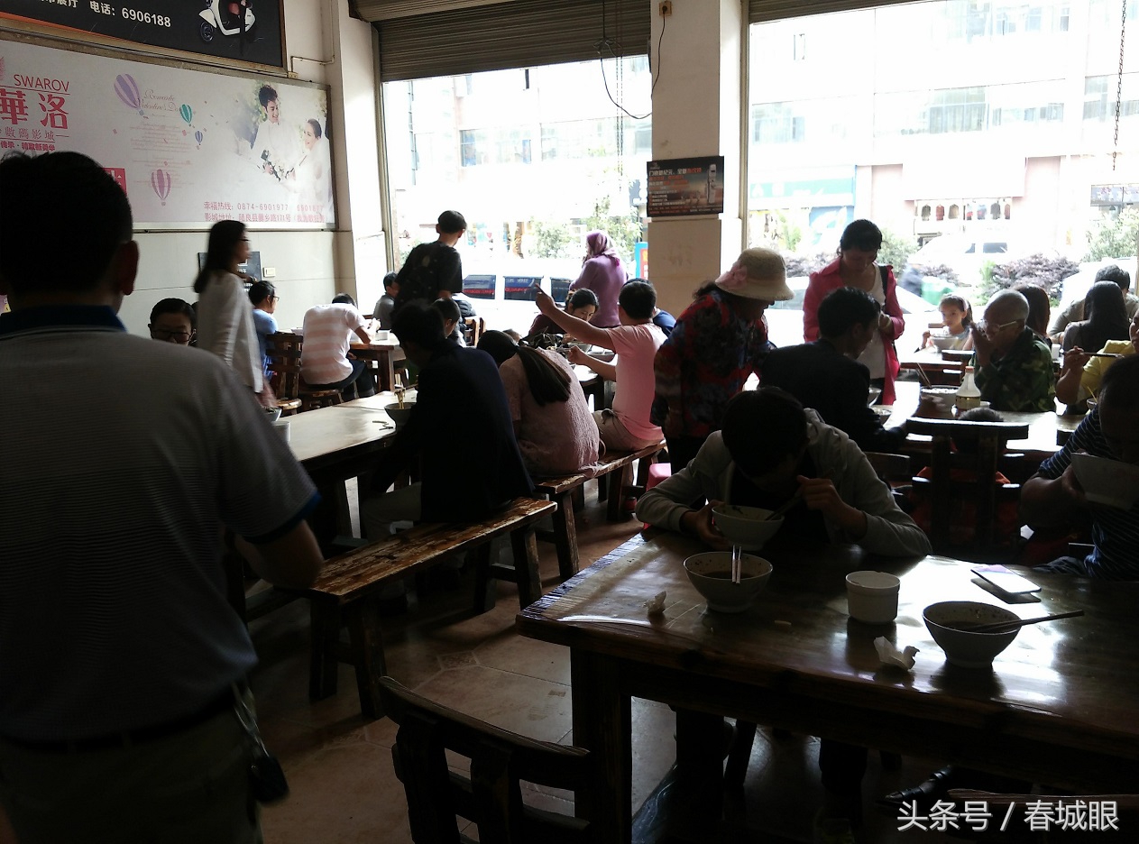 云南名声在外的8家米线店，蹲在墙脚也要吃一碗