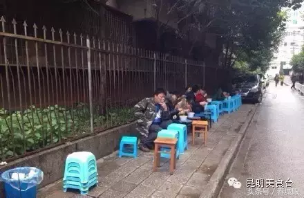 云南名声在外的8家米线店，蹲在墙脚也要吃一碗