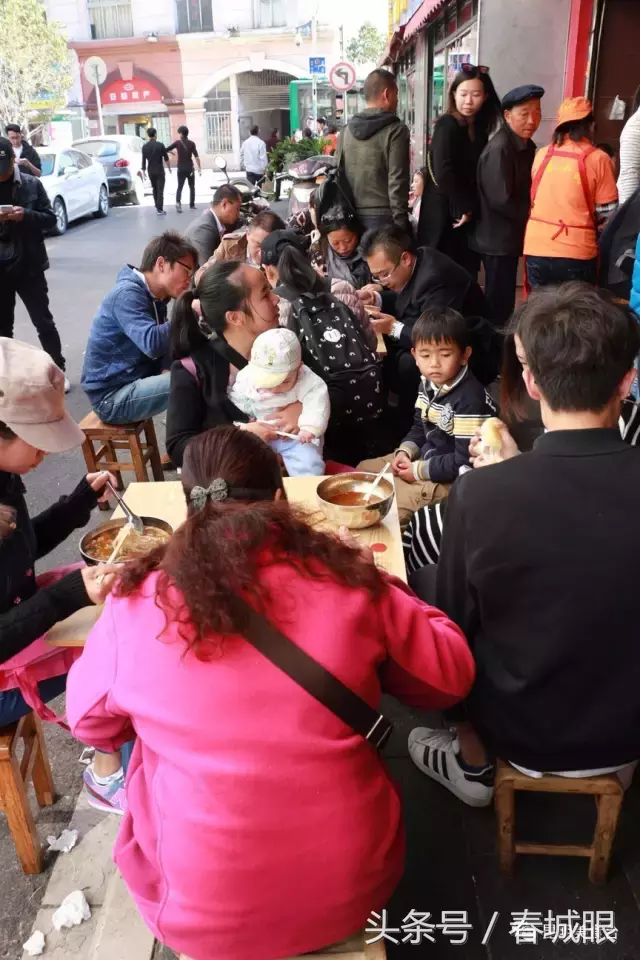 云南名声在外的8家米线店，蹲在墙脚也要吃一碗