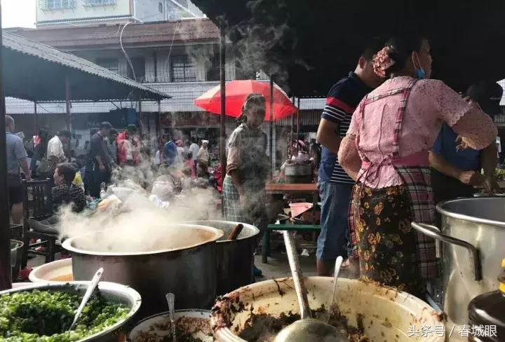 云南名声在外的8家米线店，蹲在墙脚也要吃一碗