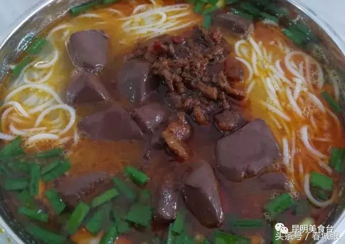 云南名声在外的8家米线店，蹲在墙脚也要吃一碗