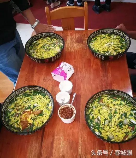 云南名声在外的8家米线店，蹲在墙脚也要吃一碗