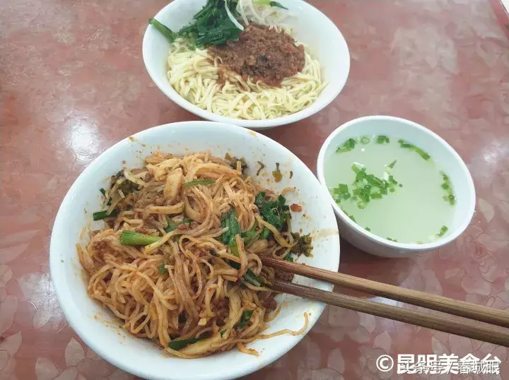 云南名声在外的8家米线店，蹲在墙脚也要吃一碗