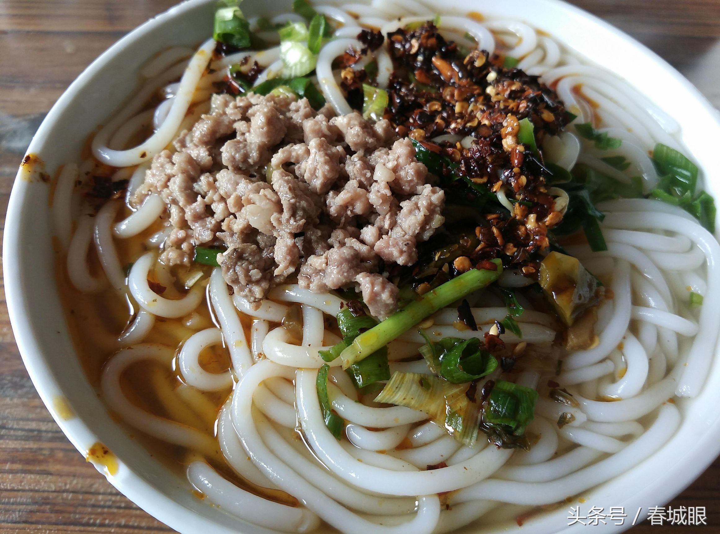 云南名声在外的8家米线店，蹲在墙脚也要吃一碗