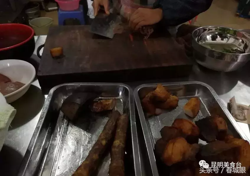 云南名声在外的8家米线店，蹲在墙脚也要吃一碗