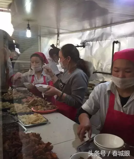 云南名声在外的8家米线店，蹲在墙脚也要吃一碗