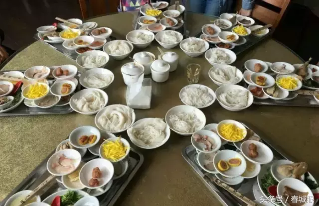 云南名声在外的8家米线店，蹲在墙脚也要吃一碗