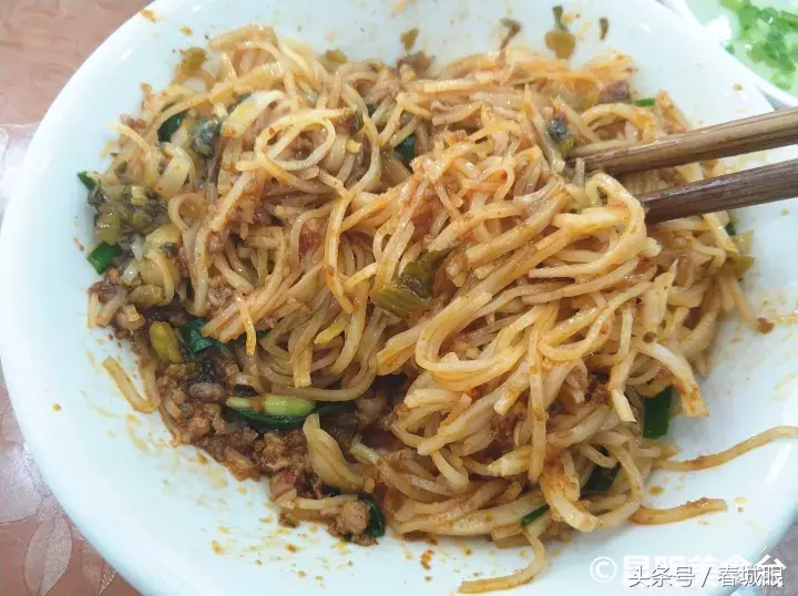 云南名声在外的8家米线店，蹲在墙脚也要吃一碗