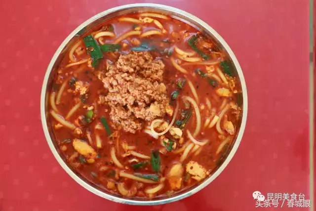 云南名声在外的8家米线店，蹲在墙脚也要吃一碗