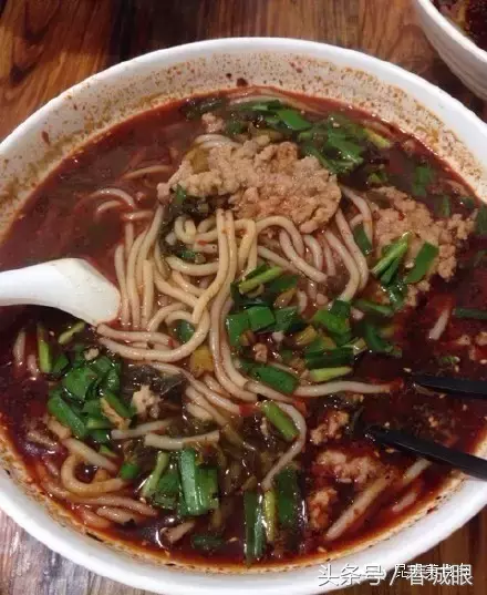 云南名声在外的8家米线店，蹲在墙脚也要吃一碗