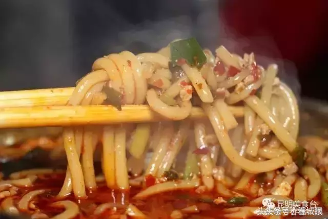 云南名声在外的8家米线店，蹲在墙脚也要吃一碗