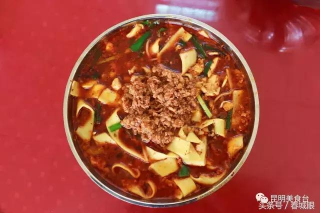 云南名声在外的8家米线店，蹲在墙脚也要吃一碗