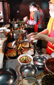 云南名声在外的8家米线店，蹲在墙脚也要吃一碗