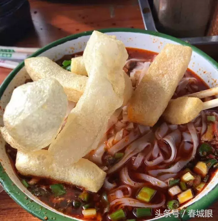 云南名声在外的8家米线店，蹲在墙脚也要吃一碗