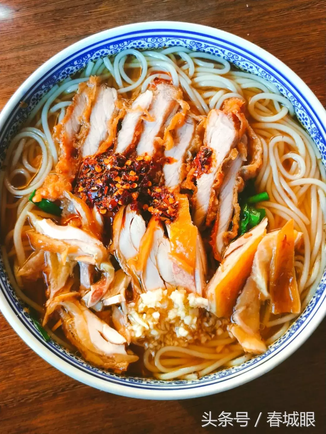 云南名声在外的8家米线店，蹲在墙脚也要吃一碗