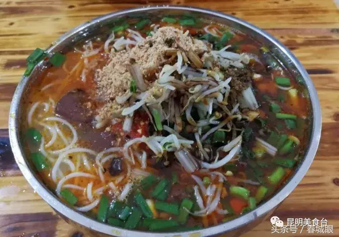 云南名声在外的8家米线店，蹲在墙脚也要吃一碗