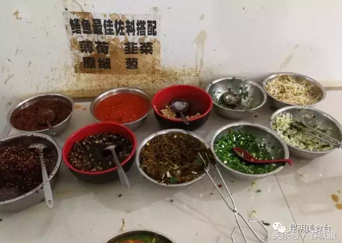 云南名声在外的8家米线店，蹲在墙脚也要吃一碗