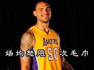 nba球员为什么挂毛巾(为什么板凳球员都喜欢站起来挥毛巾？拉里布朗说出了其中的奥秘)