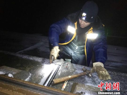 铁路线上冰雪“夜行侠” 脱棉衣护设备(图)