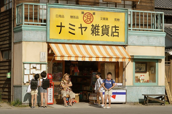 和中国版不同，《浪矢解忧杂货店》突出了原著中的日本生死观