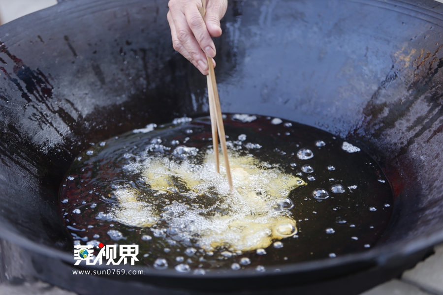 外国友人体验制作传统蛋散 与街坊分享年味