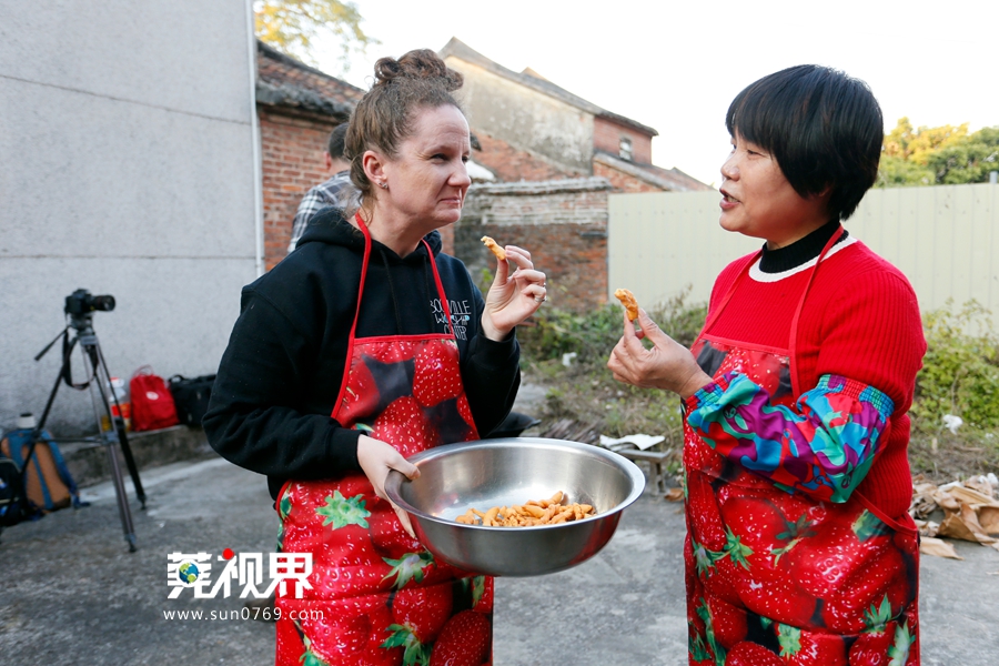 外国友人体验制作传统蛋散 与街坊分享年味