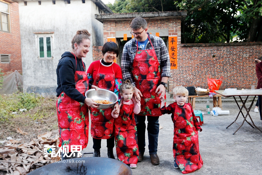 外国友人体验制作传统蛋散 与街坊分享年味