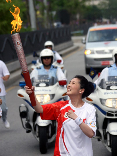 哪些明星当上奥运会火炬手(成龙传递冬奥圣火 盘点那些年担任过火炬手的明星)