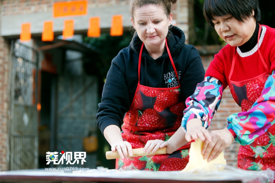 外国友人体验制作传统蛋散 与街坊分享年味